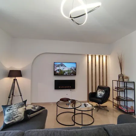 Grey Swan - Modern & Stylish With Private Parking Apartment *